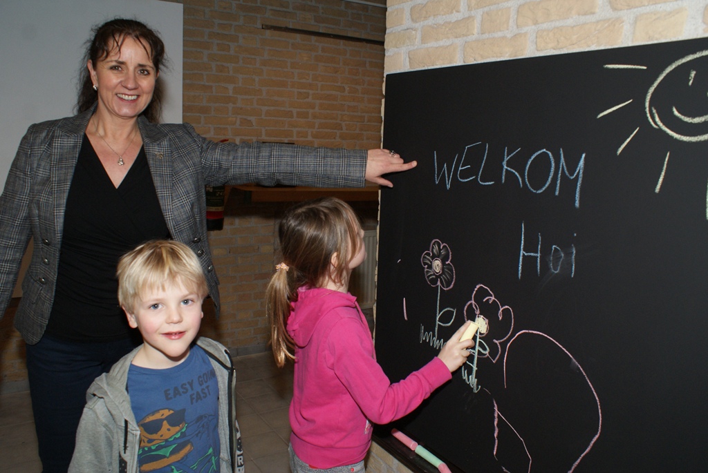 De gezinnen zijn welkom! Wethouder Bianca Bremer is ontroerd door het vele werk dat door Voorschotenaren is verricht. Foto's | Marjolein Altena