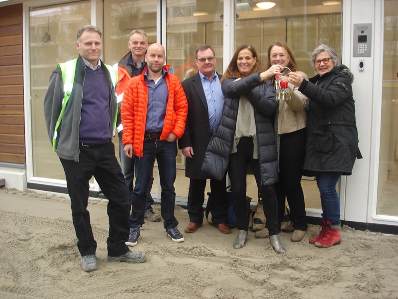 Woningcorporatie De Sleutels uit Leiden overhandigde de sleutels aan Pauline Hillen, voorzitter van Stichting Voorschot. Foto | Voorschot