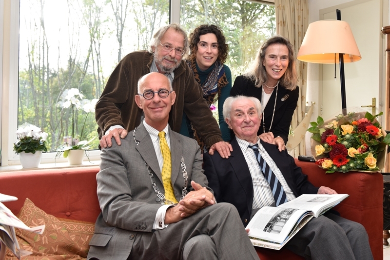 Burgemeester Staatsen feliciteerde de heer Van der Boon met zijn 102e verjaardag. Hij is de oudste man van Voorschoten. Foto | René Zoetemelk