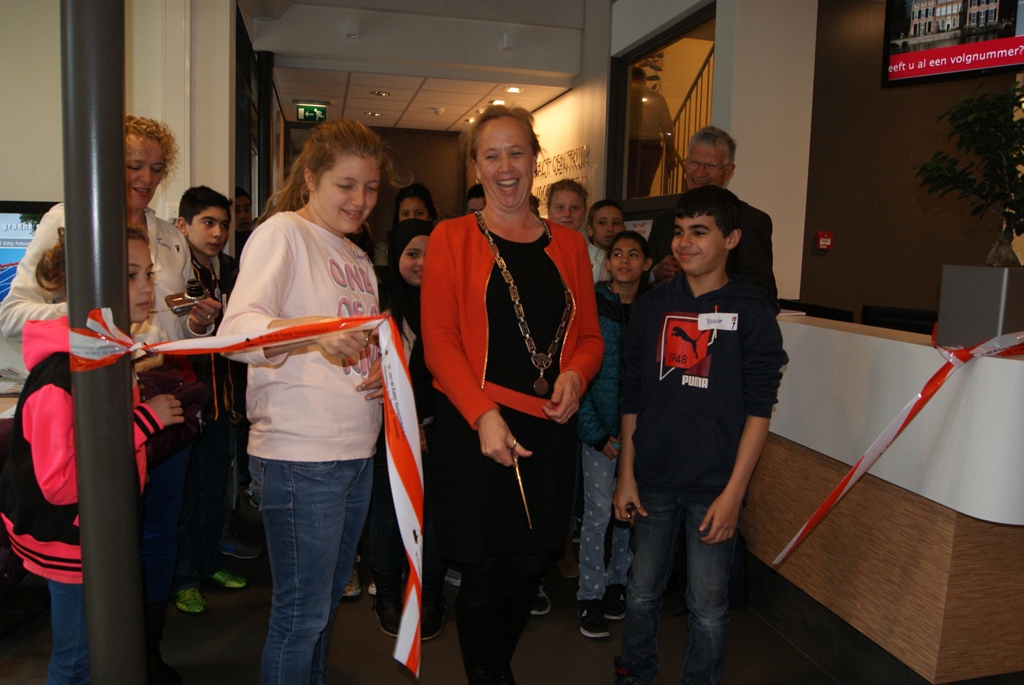 Esmee en Yassir mochten met de loco-burgemeester de expositie openen. En dat ging heel snel!