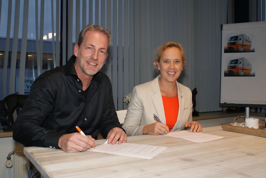 VOD-voorzitter Mark van Rooyen en wethouder Inge Nieuwenhuizen tekenen de BIZ-uitvoeringsovereenkomst. 
