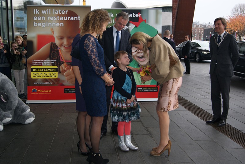 Leontine Steijn ontvangt Koningin Máxima bij de relatiedag van Villa Joep. De kleine Puck mocht de bloemen overhandigen. Deel foto's | Alex van der Lecq