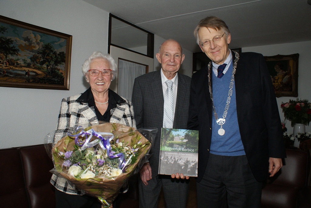 Het echtpaar Van Beek en loco-burgemeester Beimers. Foto | Marjolein Altena