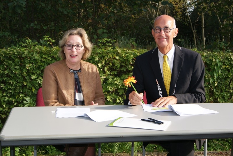 Twanneke Nijhuis en burgemeester Staatsen ondertekenden vandaag de samenwerkingsovereenkomst. 