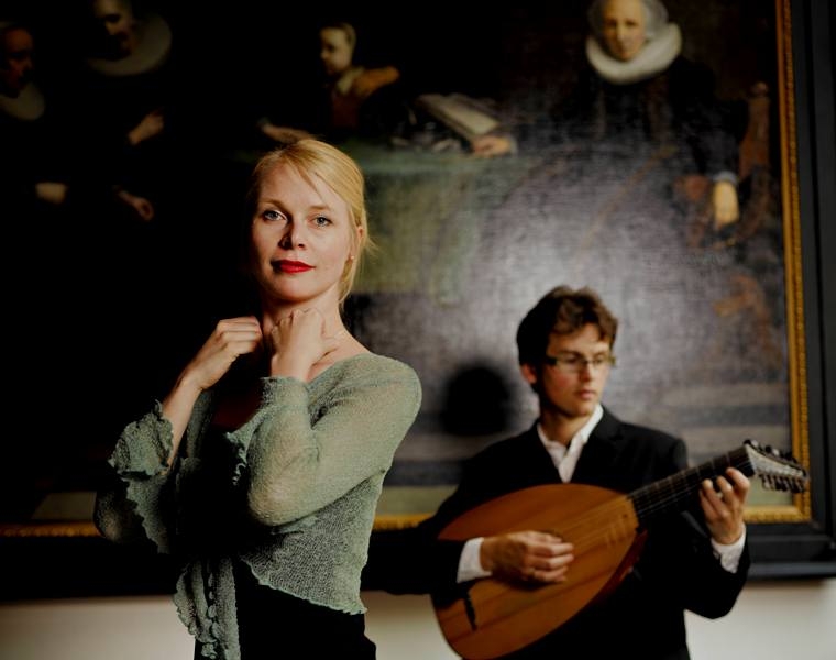 Het Huygens Duo zorgt voor de muziek tijdens de kaarslichtrondleidingen. Foto | Kasteel Duivenvoorde