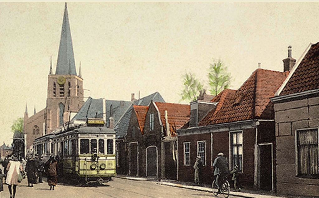 De blauwe tram door Voorschoten. Jan Sloof schrijft er over in zijn nieuwe boek. 