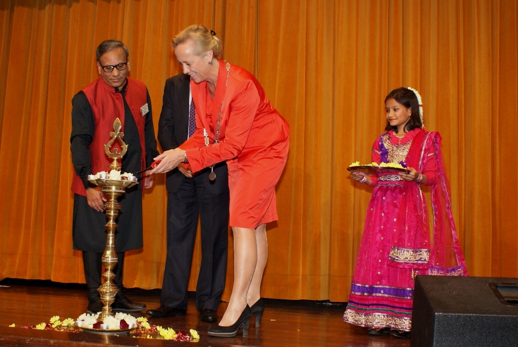 Wethouder Inge Nieuwenhuizen en Kallol- voorzitter Ashish Senarma Dayeeta Roy tijdens Durga Puja. Foto | pr
