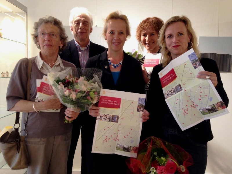 Van links naar rechts: Liesbeth Mulder, vormgever Frans Beumer, wethouder Inge Nieuwenhuizen, Mieke van der Maaten en Femke Hameetman. Foto | gemeente Voorschoten