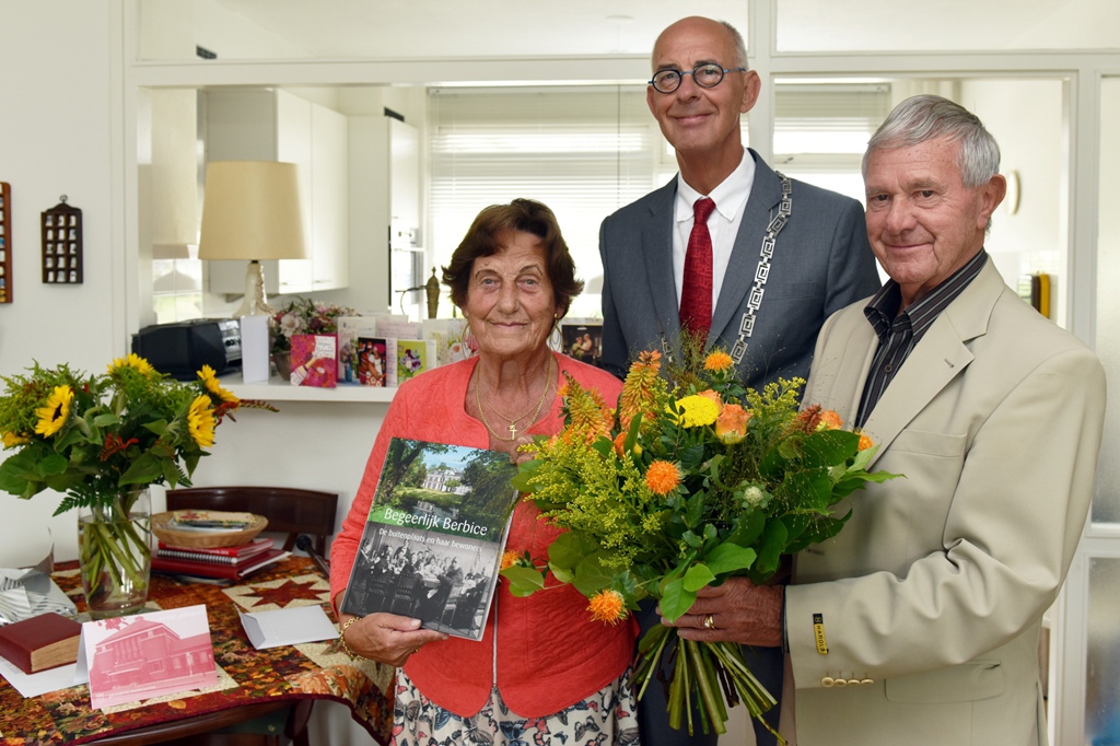 Het echtpaar Van Leeuwen-Vosmeer met burgemeester Staatsen. Foto | René Zoetemelk