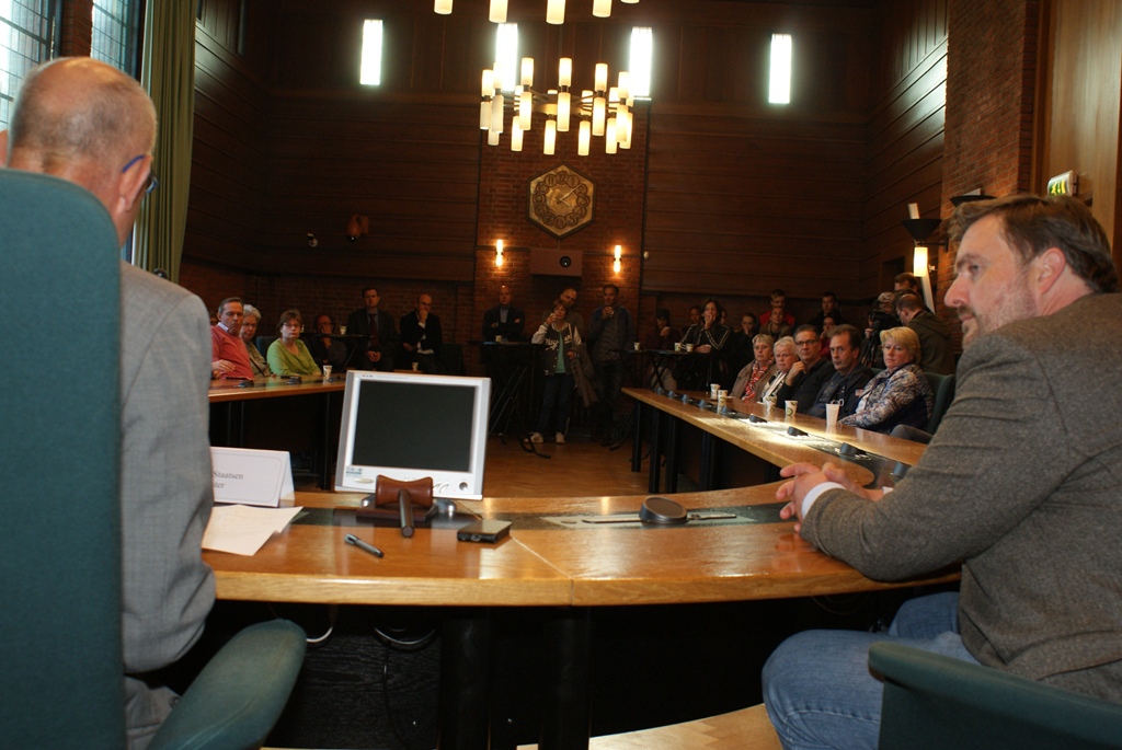 Burgemeester Staatsen spreekt inwoners toe tijdens de informatiebijeenkomst op het gemeentehuis. 