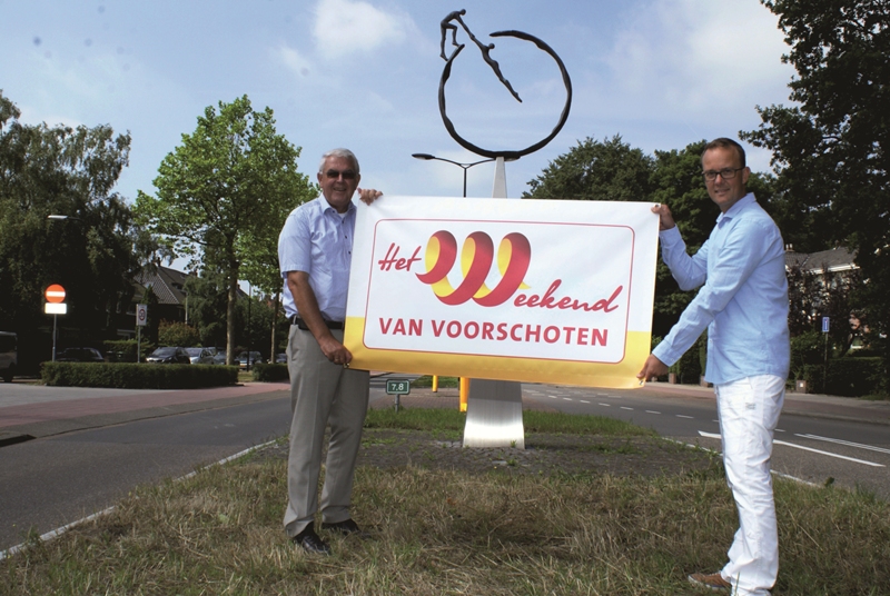 René van der Smeede, voorzitter van Het Weekend van Voorschoten (l) krijgt het nieuwe logo van Paul Lodewicks van Grapefish. Foto | PR